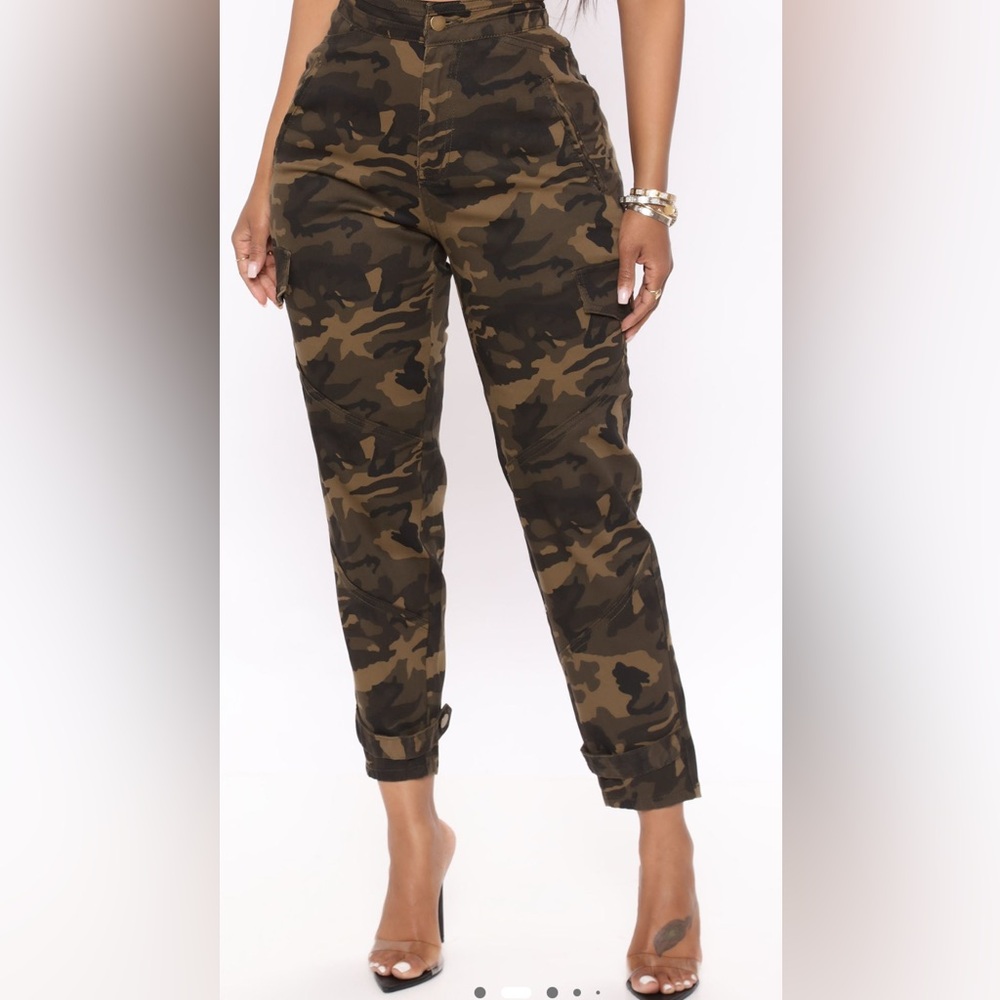 NWT Fashion Nova Women’s Size Small Camouflage Cargo Pants